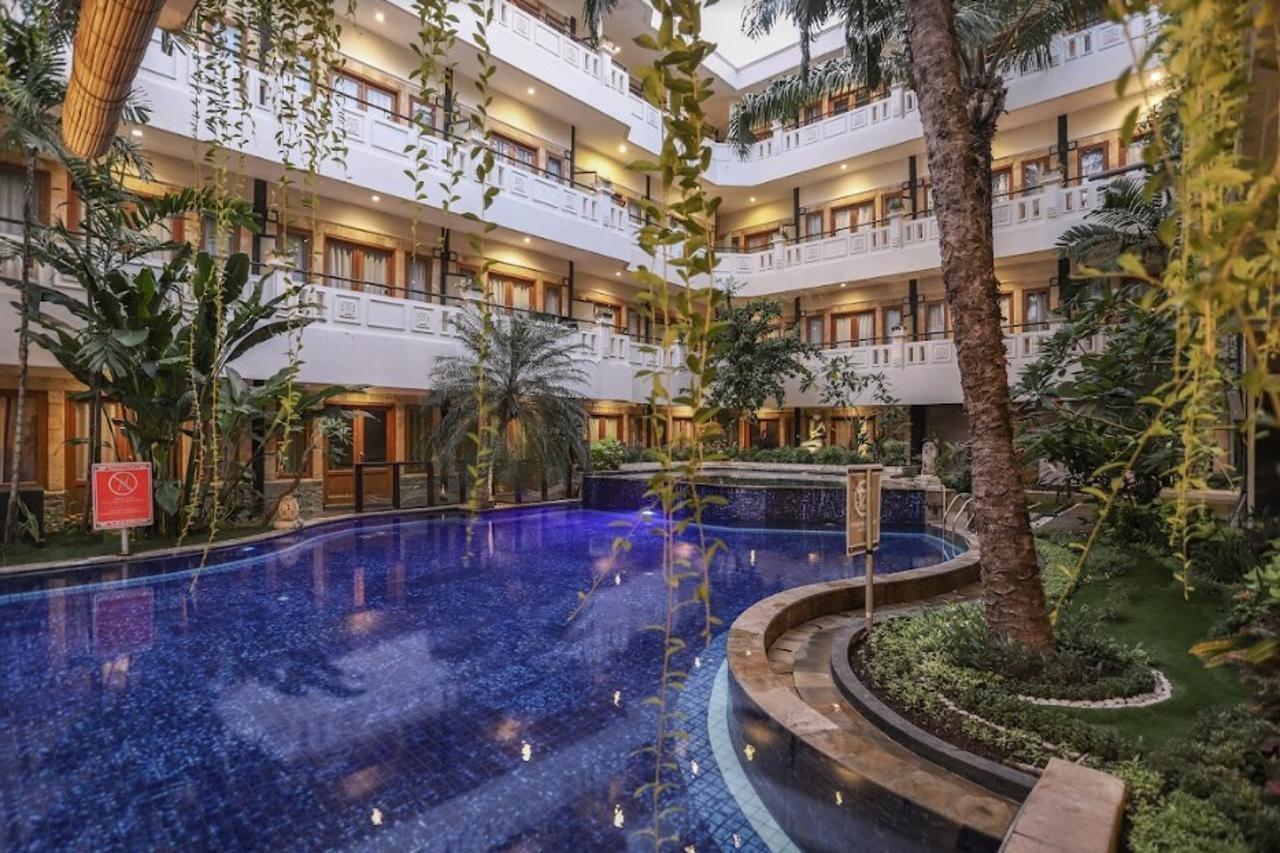 Famous Hotel Kuta Formerly Permata Kuta Hotel Exteriér fotografie