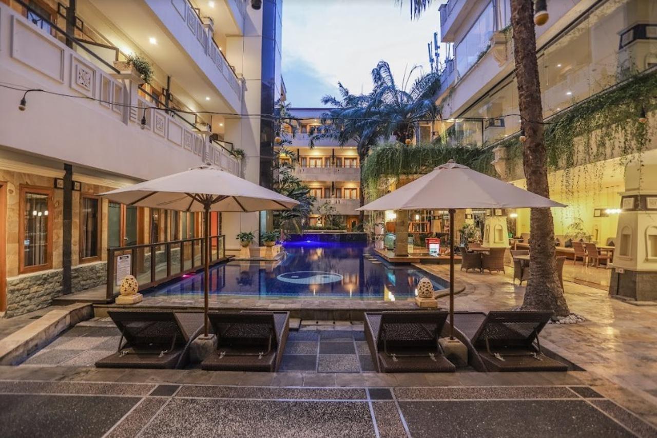 Famous Hotel Kuta Formerly Permata Kuta Hotel Exteriér fotografie