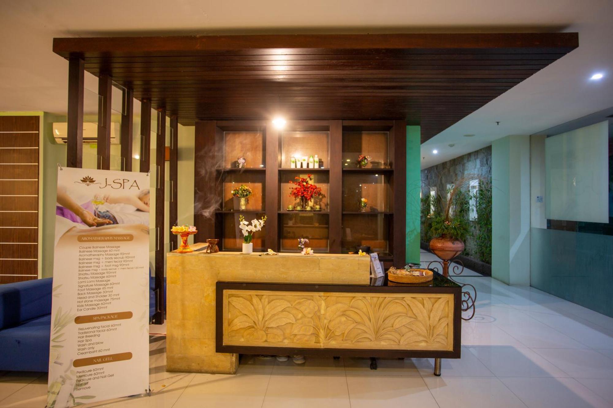 Famous Hotel Kuta Formerly Permata Kuta Hotel Exteriér fotografie