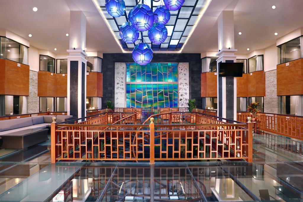 Famous Hotel Kuta Formerly Permata Kuta Hotel Exteriér fotografie