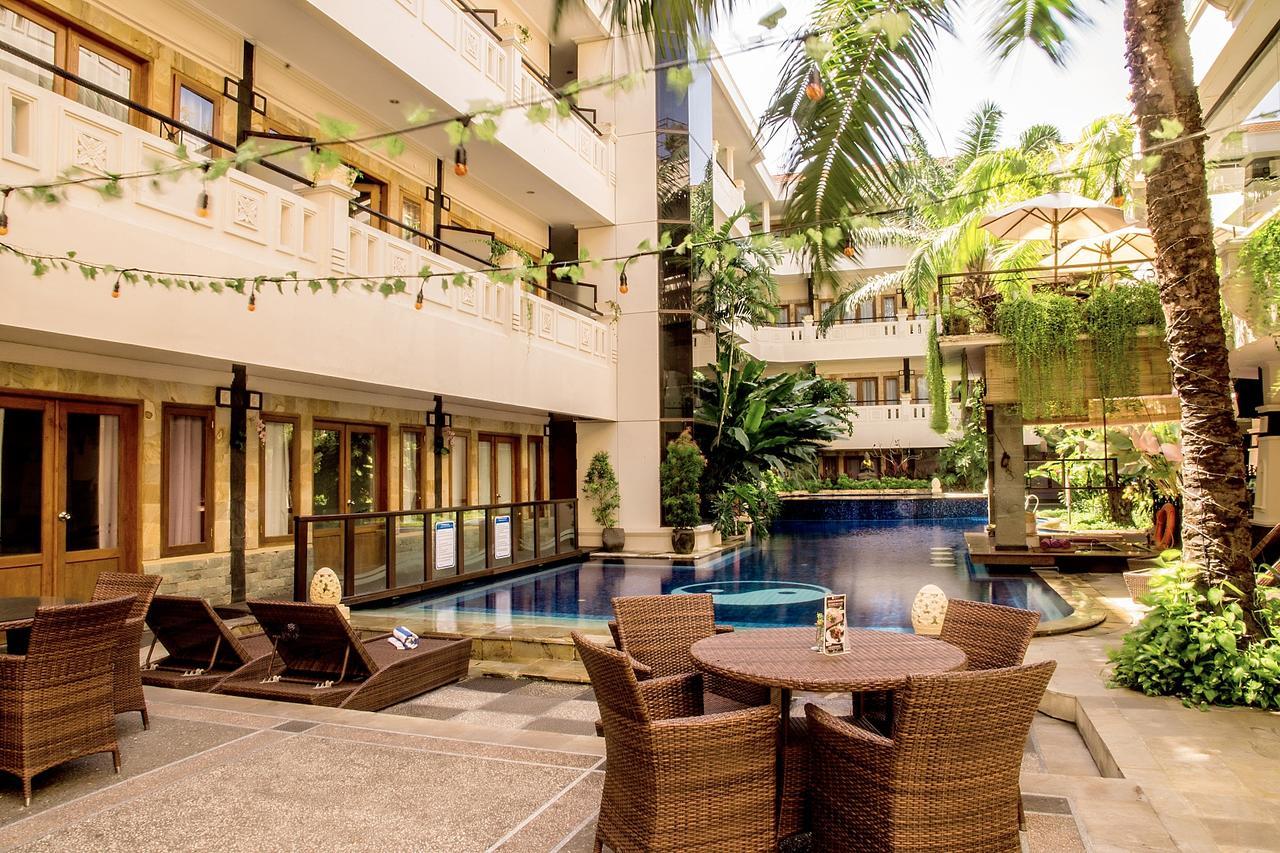 Famous Hotel Kuta Formerly Permata Kuta Hotel Exteriér fotografie