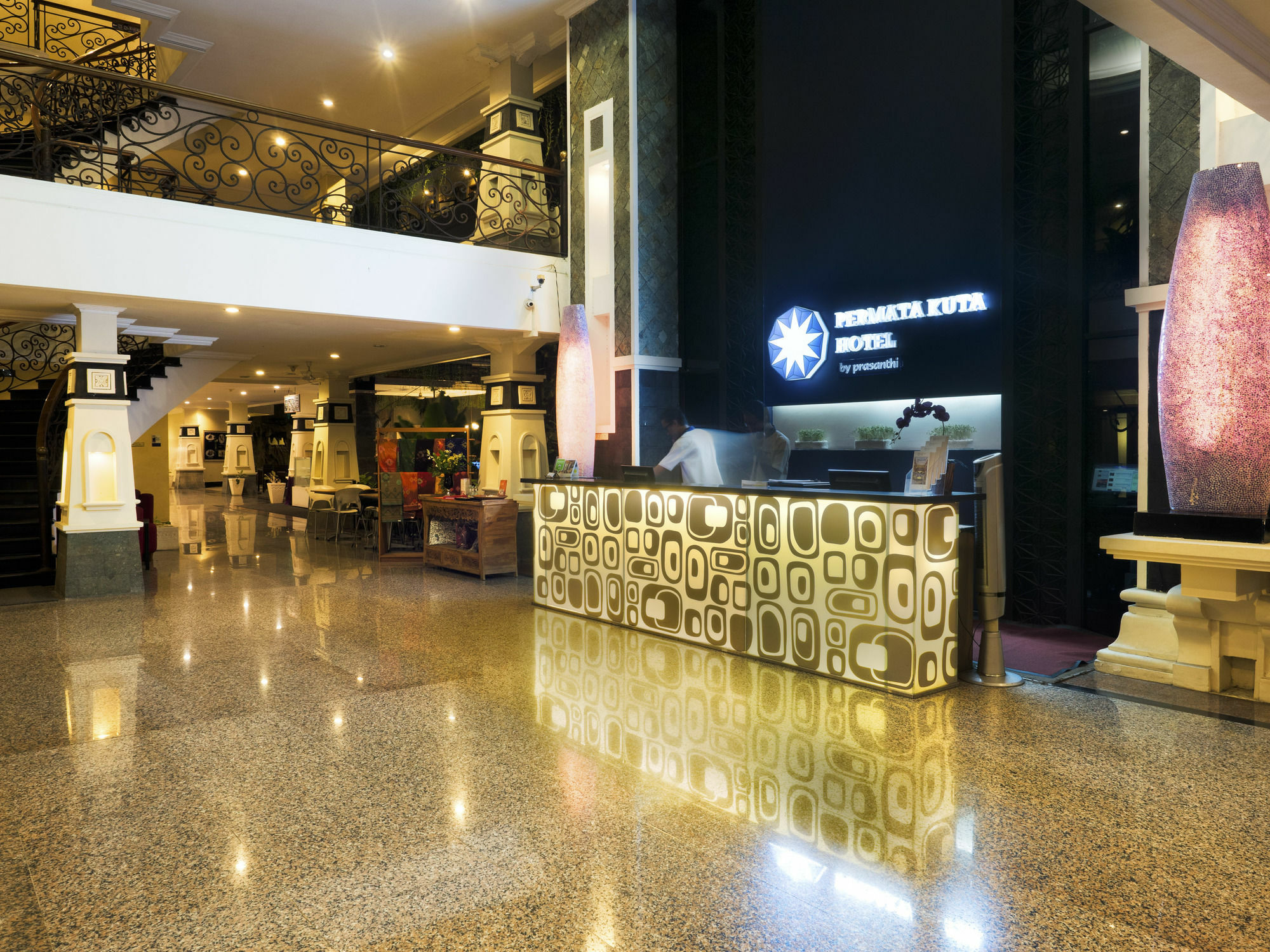 Famous Hotel Kuta Formerly Permata Kuta Hotel Exteriér fotografie