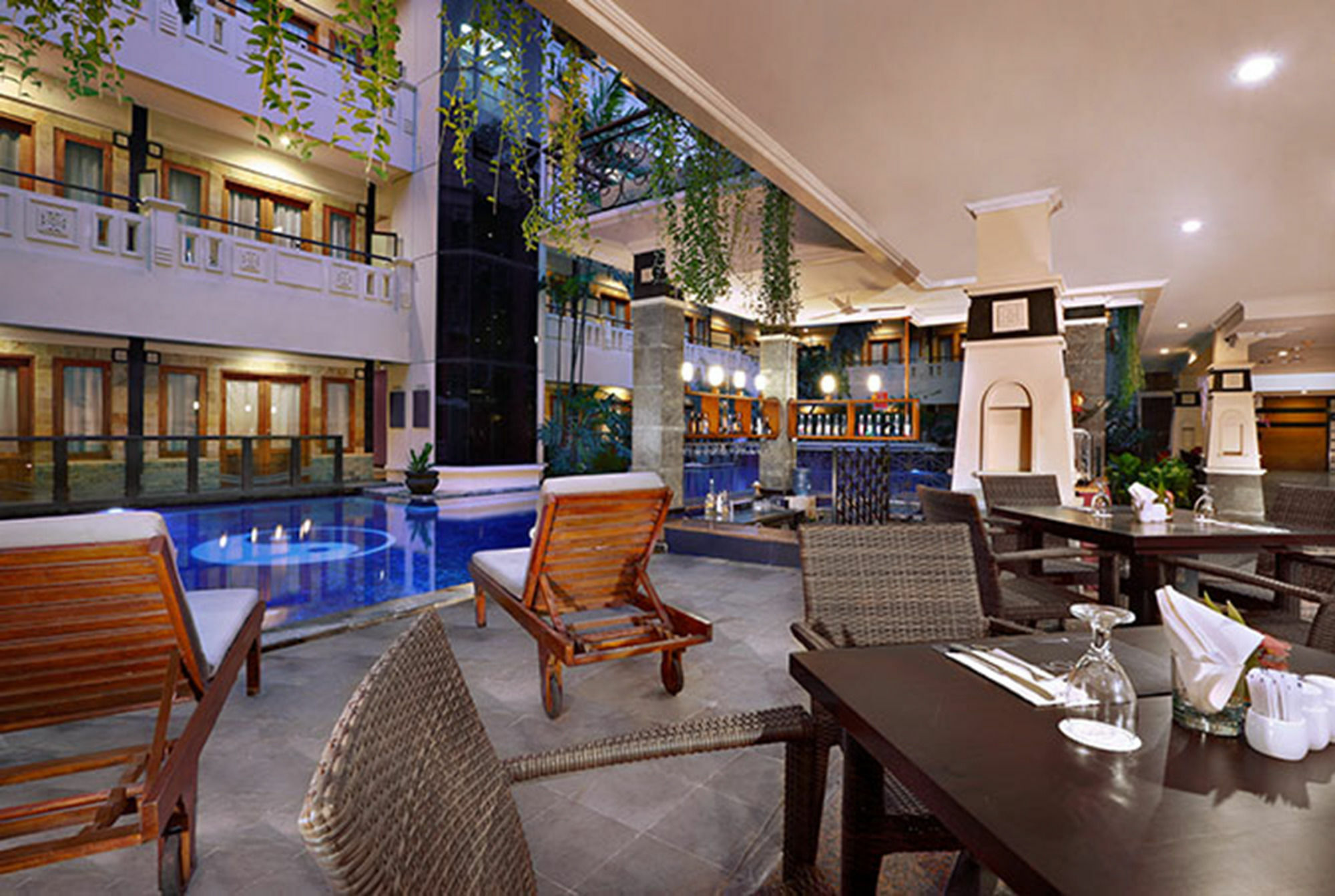 Famous Hotel Kuta Formerly Permata Kuta Hotel Exteriér fotografie