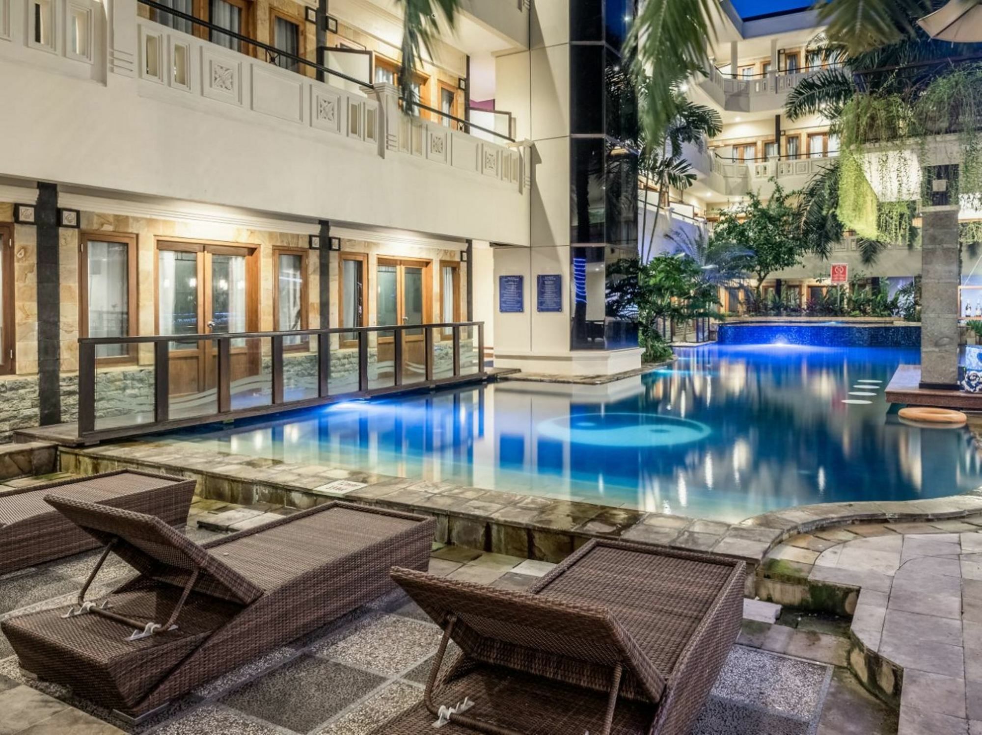 Famous Hotel Kuta Formerly Permata Kuta Hotel Exteriér fotografie
